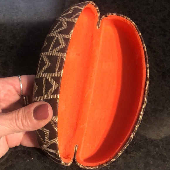 Michael Kors Sunglasses, case and cleaning cloth. Exc used condition - Picture 5 of 9